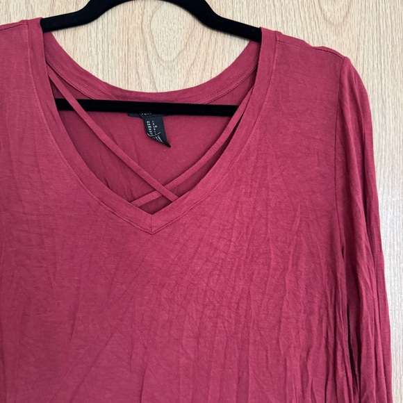 🖤5/$20 Red Criss Cross Long Sleeve Top - Picture 3 of 6